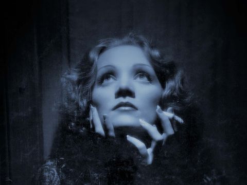 Die Abbildung in Blau / schwarz zeigt eine berühmte Photographie der jungen Marlene Dietrich