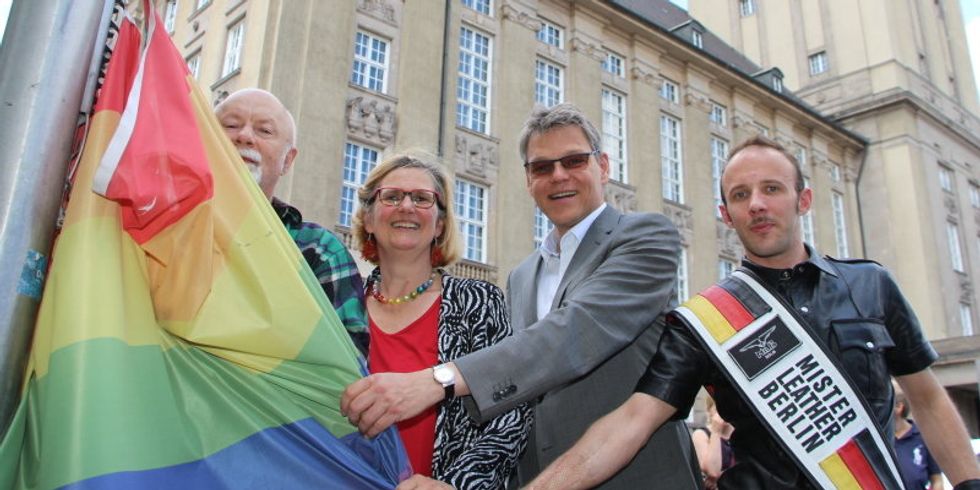 von links nach rechts: Gerhard Hoffmann (Regenbogenfonds e. V.), Bezirksbürgermeisterin Angelika Schöttler, Bezirksstadtrat Jörn Oltmann und Mister Leather Berlin 2019 Alexander Cabot