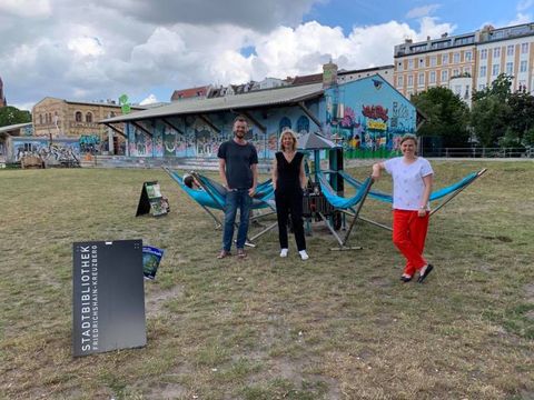 Bezirksstadträtin Clara Herrmann stellt das BiboBike der Stadtbibliothek vor