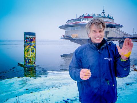 Hans Martin Fleischer mit seinem Mauerstück in Dnipro, Ukraine im Winter 2014