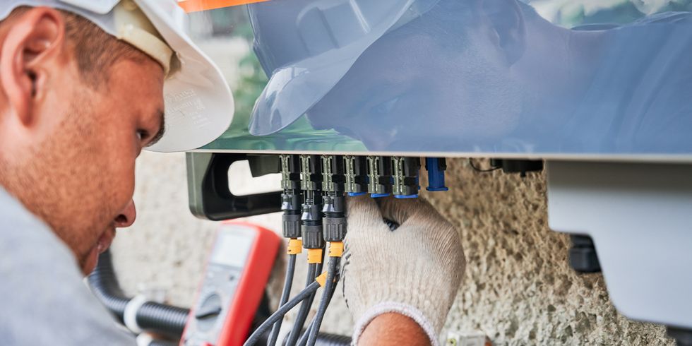 Elektriker beim Anschließen einer PV-Anlage