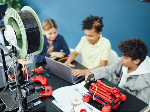 Kinder an eine 3D-Drucker