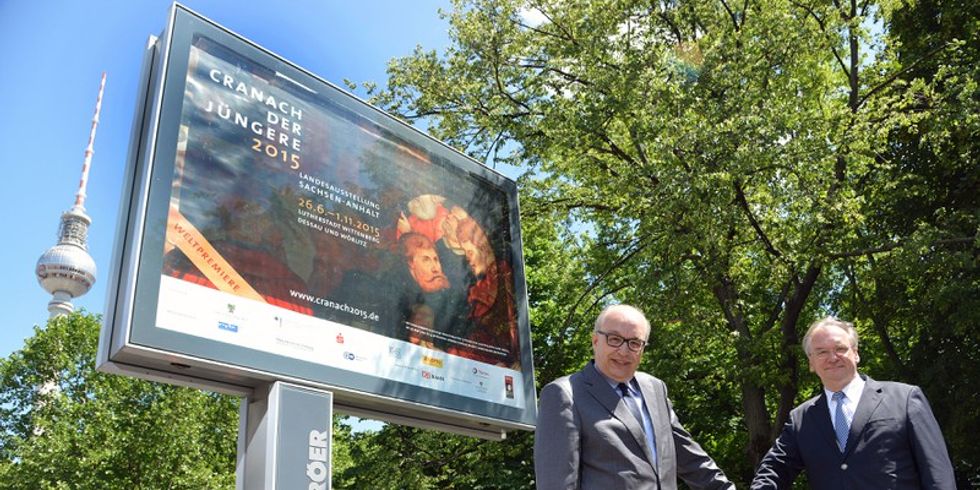 Ministerpräsident Dr. Reiner-Haseloff (rechts) und Direktor Dr. Stefan Rhein beim Startschuss in Berlin zur Plakatierung der Cranach des Jüngeren-Ausstellung