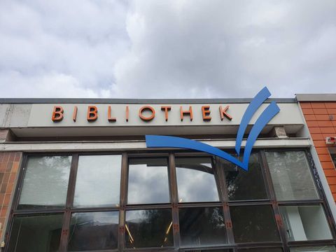 Schriftzug "Bibliothek" mit Flattermann