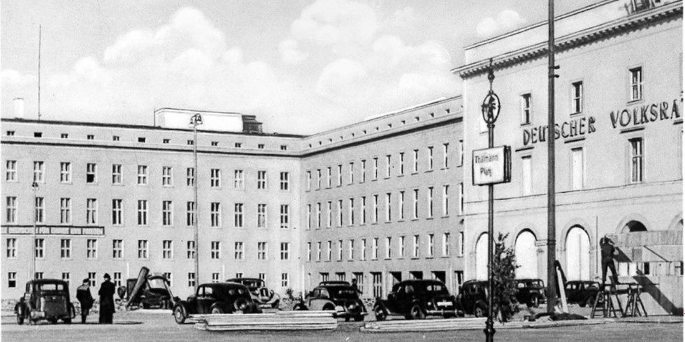 Ein großer Gebäudekomplex mit den Worten "Deutscher Volksrat" an der Fassade.