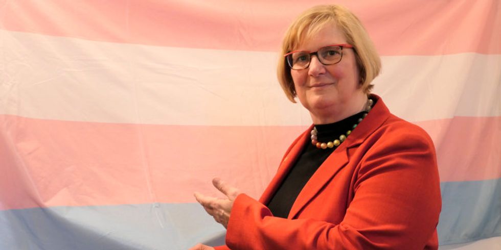 Bezirksbürgermeisterin Angelika Schöttler präsentiert die Trans-Flagge