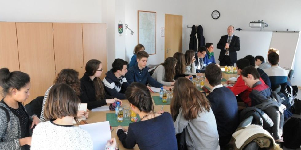 Besuch des Lycée Mongazon im Rathaus 03