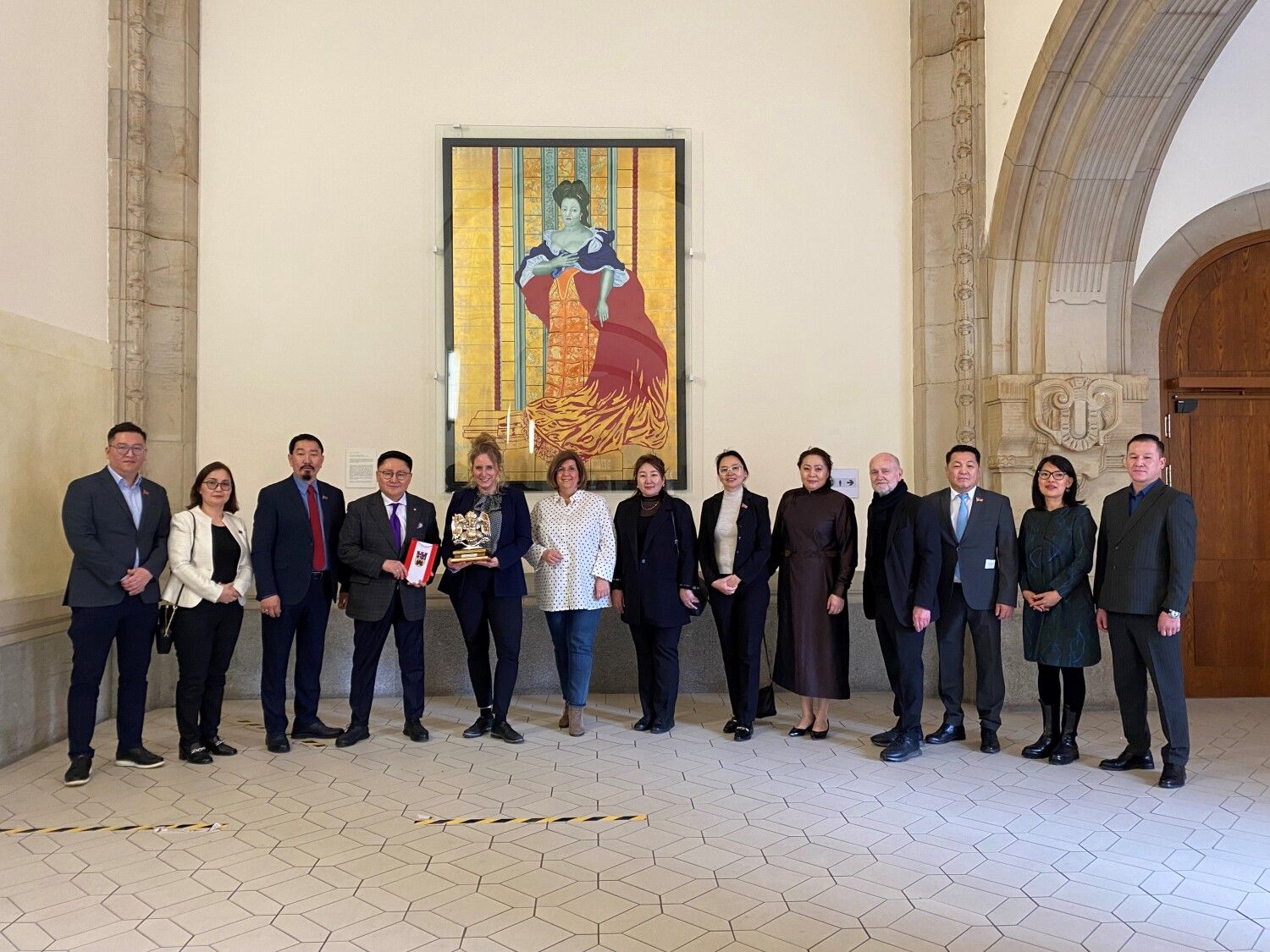 Die Delegierten aus Ulaan Bataar mit Bezirksbürgermeisterin Kirstin Bauch und BVV-Vorsteherin Judith Stückler im Rathaus Charlottenburg.