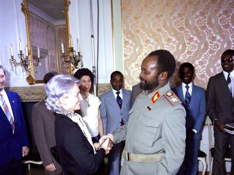 Samora Machel mit Margot Honecker beim Staatsbesuch in der DDR (1983)