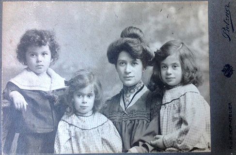 Else Aufrichtig mit ihren Kindern Hans, Margarete und Stefanie um 1904