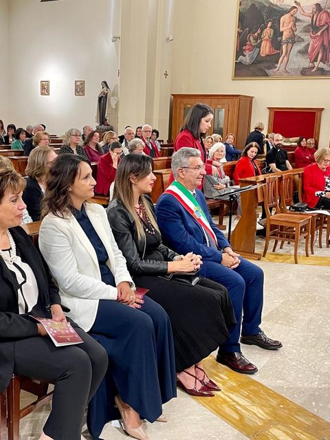 Bei uns sitzen Sie in der ersten Reihe: Bürgermeister Enzo Salera lauscht dem Konzert, assistiert von (v.l.n.r.) Dott.ssa Barbara Di Rolla (Vorsitzende des Stadtrats Cassino), Prof.ssa Gabriella Vacca (Kulturstadträtin der Gemeinde Cassino), Dott.ssa Falese Jole (Gemeinderätin der Gemeinde Cassino)