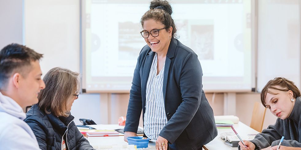 Dr. Ruth-Mariela Mello-Wolter mit Kursteilnehmer:innen