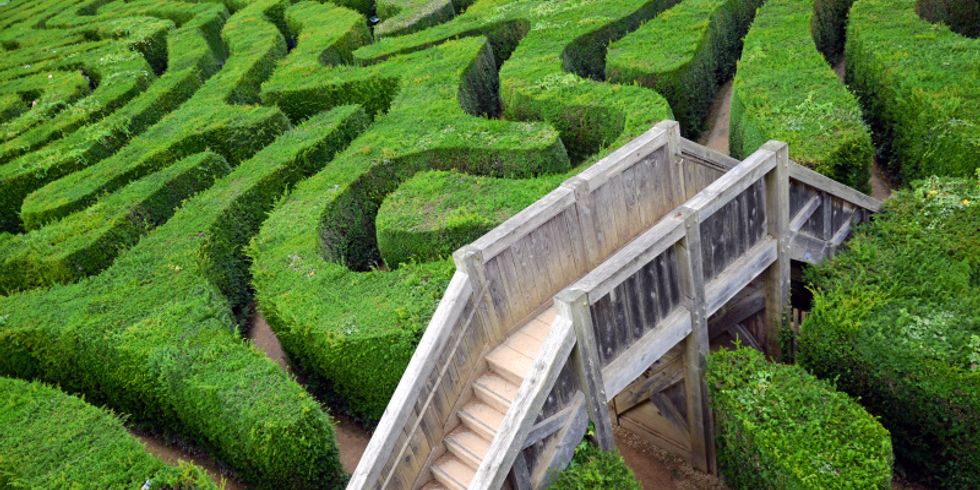 Labyrinth mit Brücke von oben
