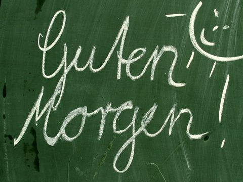 Eine Tafel mit der Aufschrift "Guten Morgen"