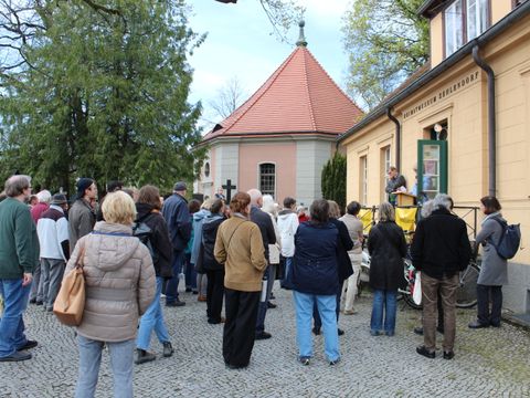 23. April 2023: Mitten im "Historischen Winkel" von Zehlendorf - Vernissage der Ausstellung zur Pacelliallee