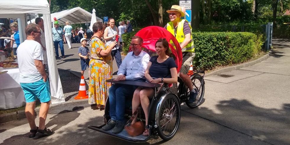 Rikscha "Fritzi" geht in Friedrichshagen an den Start mit Bezirksbürgermeister Igel und Bezirksstadträtin Weingart