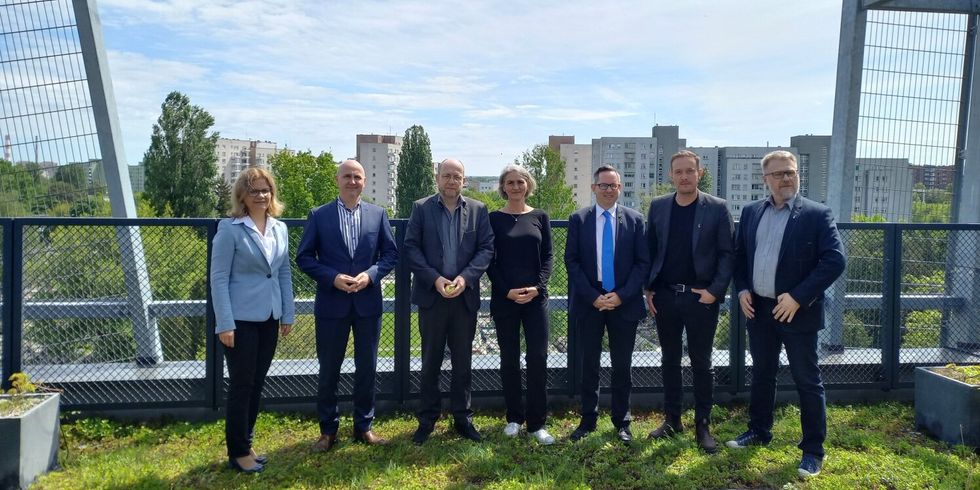 Bei ihrem Besuch in Warschau-Mokotów: Perter Groos (3. v.l.) und Oliver Igel (3. v.r.)