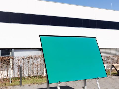 Nahaufnahme eines grünen MorphoColor-Solarmoduls des Fraunhofer ISE.