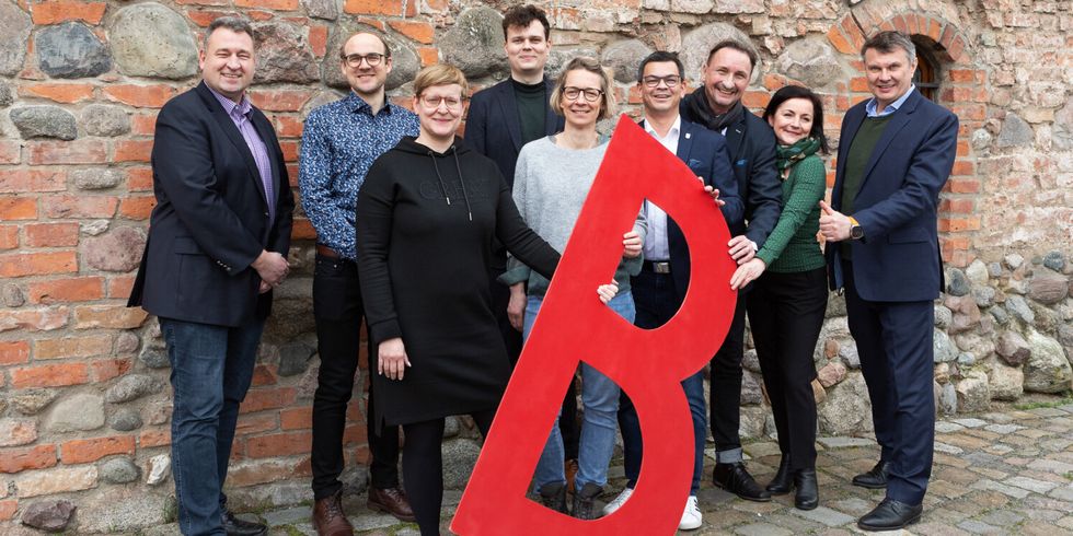 v.l.n.r. Christian George (Reinickendorf), Ferdinand Schnuchel (Treptow-Köpenick), Sabine Holfeld (Lichtenberg), Torben Rutz (Tempelhof-Schöneberg), Katrin Nemak (Marzahn- Hellersdorf), Patrick Sellerie (Spandau), Michael Pawlik (Steglitz-Zehlendorf), Daniela Franzke (Pankow), Burkhard Kieker (visitBerlin)