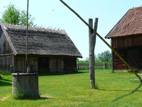 Ein alter Ziehbrunnen auf einem Bauernhof