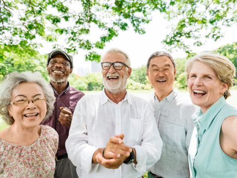 Lizensiert nur für Ehrenamt! Group of Senior Retirement Friends Happiness Concept