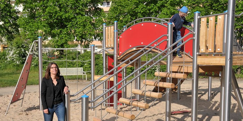 Wiedereröffnung Spielplatz Zerbster Straße - Bezirksbürgermeisterin Nadja Zivkovic gibt das neue Spielgerät frei