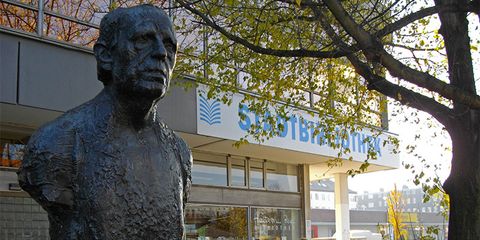 Heinrich-Böll-Bibliothek, Außenansicht mit Böll-Stele, 2012