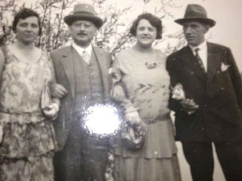 Bildvergrößerung: Albert Fuss (zweiter von links) mit Großmutter Elisabeth Grosse (dritte von links) und einem befreundeten Paar.