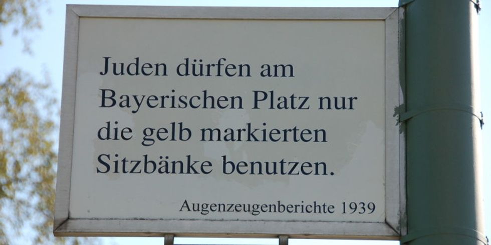 Orte des Erinnerns Gedenktafel "Juden dürfen am Bayerischen Platz nur die gelb markierten Sitzbänke benutzen"