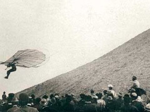 Otto Lilienthal beim Flug vom Fliegeberg in Groß-Lichterfelde am 29.06.1895