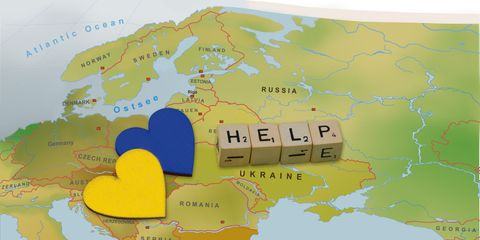 Landkarte mit Herzen in den Landesfarben der Ukraine und dem Wort Help