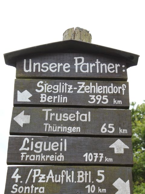 395 km bis Steglitz-Zehlendorf: Tafel auf dem Marktplatz von Nentershausen