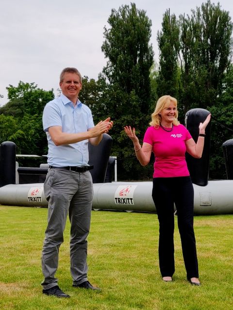 Bildvergrößerung: Sportstadtrat Tobias Dollase und die Schulleiterin Kerstin Kromer-Neefe auf dem Sportplatz der Schule zum Sportaktionstag