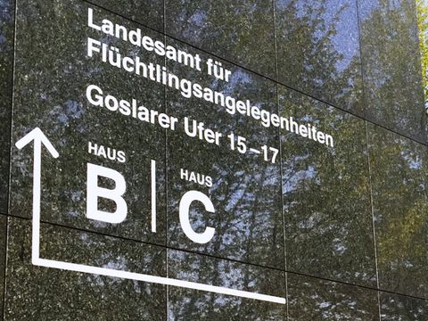 Blick auf das Landesamt für Flüchtlingsangelegenheiten in der Darwinstraße