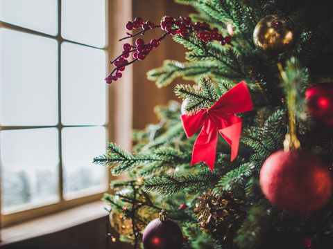 Weihnachtsbaum mit Schleife und Kugeln