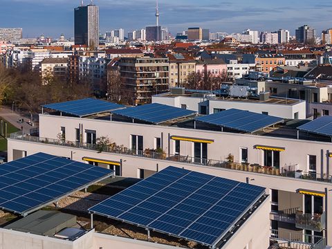 Wohnhäuser Möckernkiez mit Solaranlage, im Hintergrund die Stadt Berlin
