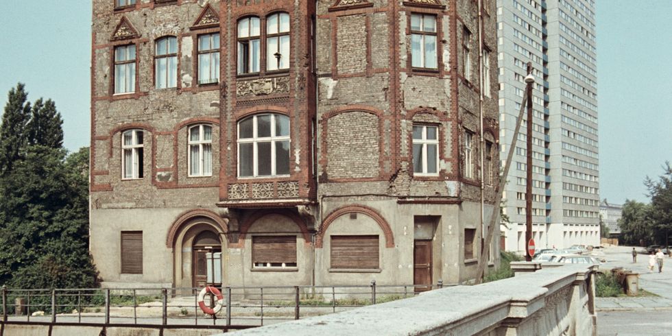 Berlin-Mitte, alte Bausubstanz vor einem Hochhausneubau auf der Fischerinsel