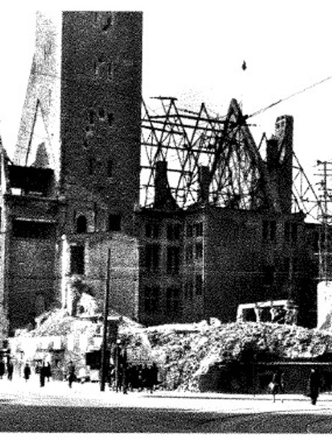 Zerstörtes Rathaus Neukölln 1945
