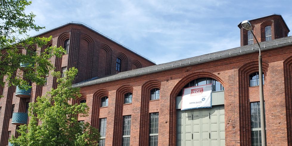 Außenansicht Inge-Deutschkron-Gymnasium Eingang ehemaliges Umspannwerk