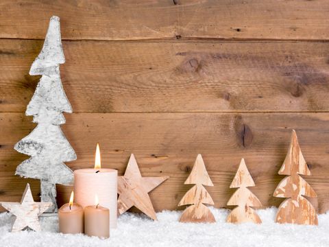 Rustikale Weihnachtsdekoration aus Holz als Hintergrund