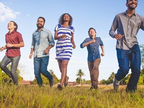 verschiedene Menschen auf einer Wiese