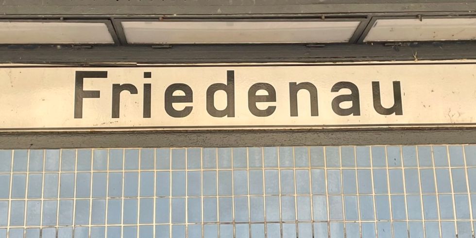 Das S-Bahnhofschild von Friedenau