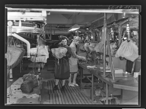 Arbeiterinnen beim Sockeln der Bildröhren im Werk für Fernsehelektronik (WF)
