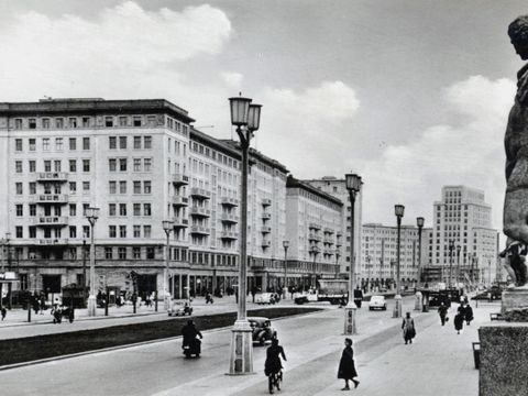 Postkarten-Ansicht der Stalinallee