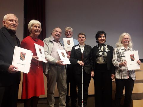 Bildvergrößerung: v.l.n.r.: Reiner Schröter, Dagmar Fleischer, Joachim Krüger, Dober, Regina Vollbrecht, Emine Demirbüken-Wegner, Heidrun Wischnewski