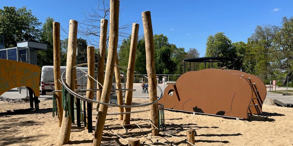 Kletterbaum und Wasserbüffel auf dem Weltspielplatz