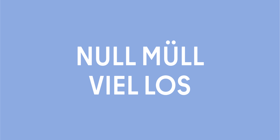 Der Schriftzug „NULL MÜLL VIEL LOS“ ist in weißen Großbuchstaben auf einem hellblauen Hintergrund abgebildet. Dieses Bild symbolisiert die Vielfalt an Veranstaltungen und Aktionen der Null Müll Neukölln Initiative, die gemeinsam mit der Nachbarschaft den Weg zu einem müllfreien und lebenswerten Kiez gestaltet.