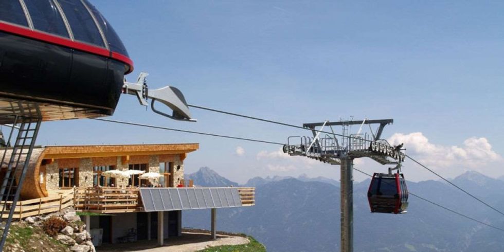 Blick von der Bergstation der Reuttner Seilbahnen am Hahnenkamm in Tirol