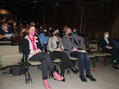 Bildvergrößerung: Claudia Güttner (l.), Leiterin JKS Atrium, stv. Bezirksbürgermeisterin Emine Demirbüken-Wegner und Peter Kamp (r.), Bundesverband der Jugendkunstschulen und Kulturpädagogischen Einrichtungen e.V.