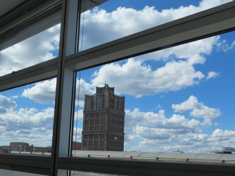 Fenster mit Aussicht auf Borsigturm vhs Reinickendorf